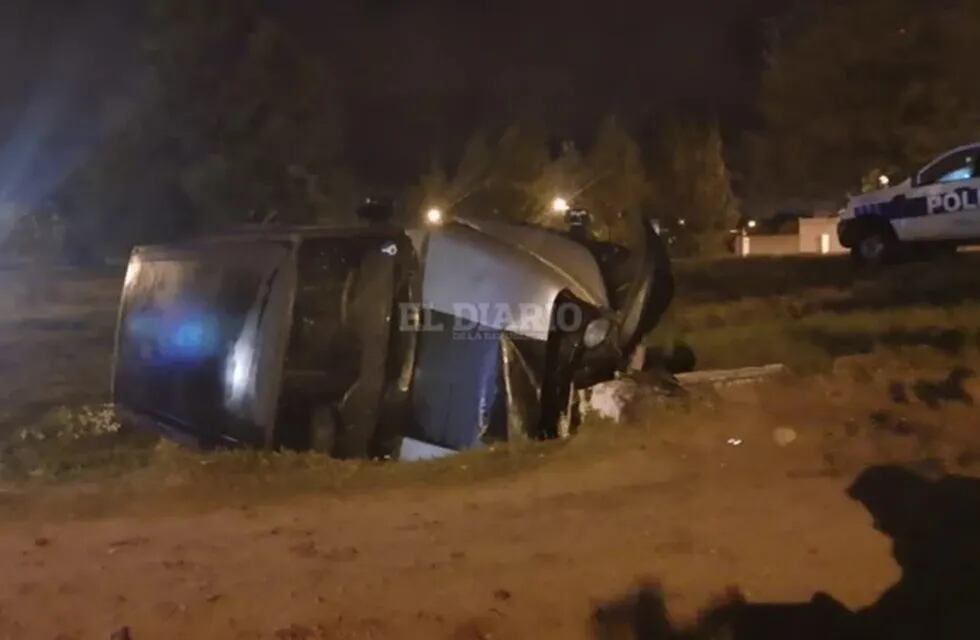 El conductor de una camioneta que volcó en la ruta 146 en la Ciudad de San Luis resultó herido y tuvo que ser internado. Gentileza El Diario