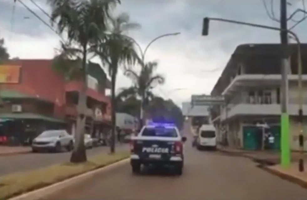 Cuarentena: la policía recorre las calles de Iguazú con altavoces