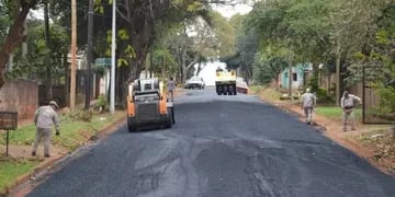 Obras de asfalto sobre empedrado en la chacra 119 de Posadas