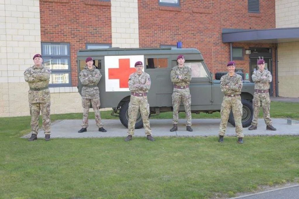 Con su debida distancia social, los seis efectivos del 16° Regimiento Médico del Ejército Británico que fueron enviados a las islas en apoyo del operativo sanitario contra el COVID-19.