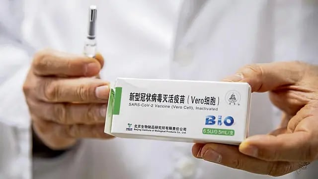 Mecanismo. Las vacunas de virus inactivado utilizan una plataforma que también se replica en la Salk y la antirrábica. Argentina compró un millón de dosis de Sinopharm. (AP)
