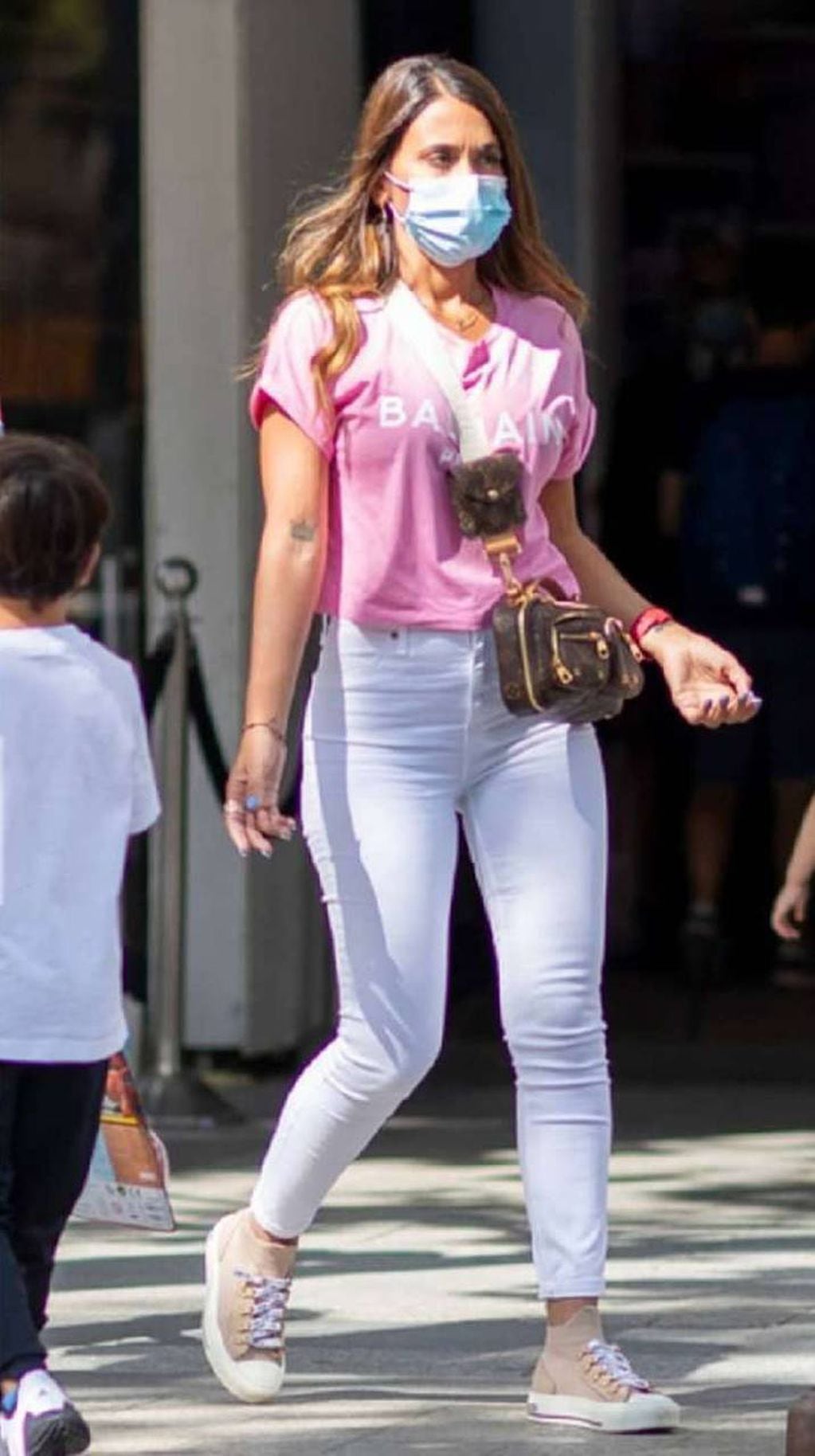 La influencer eligió un outfit deportivo en blanco y rosa.