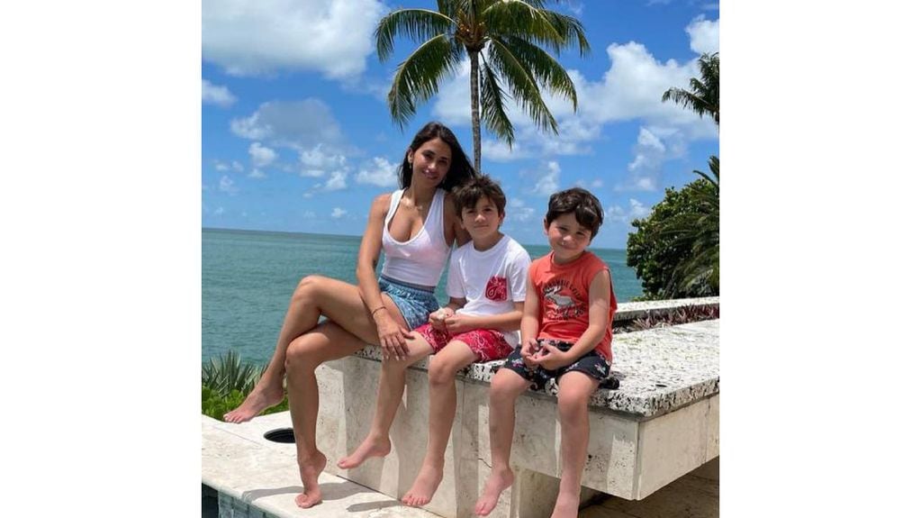 Antonela Roccuzzo posó en Miami con sus hijos Thiago y Mateo Messi durante las vacaciones familiares.