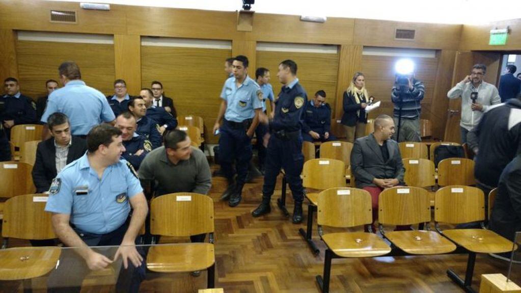 En Tribunales, esperan a Oscar González para declarar en el marco del juicio que se le sigue a los policías por el acuartelamiento de 2013.