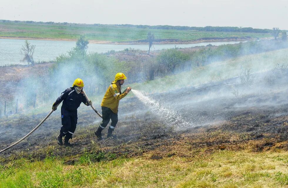 Brigadistas sofocan nuevos focos de incendios en el Delta Entrerriano