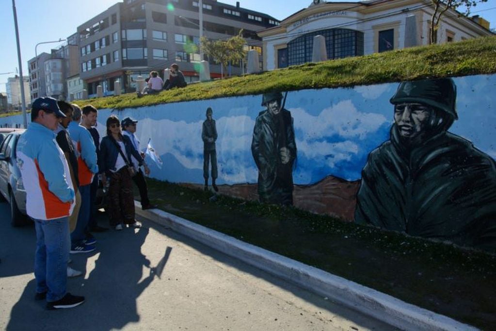 Restauración mural Malvinas en Ushuaia.
