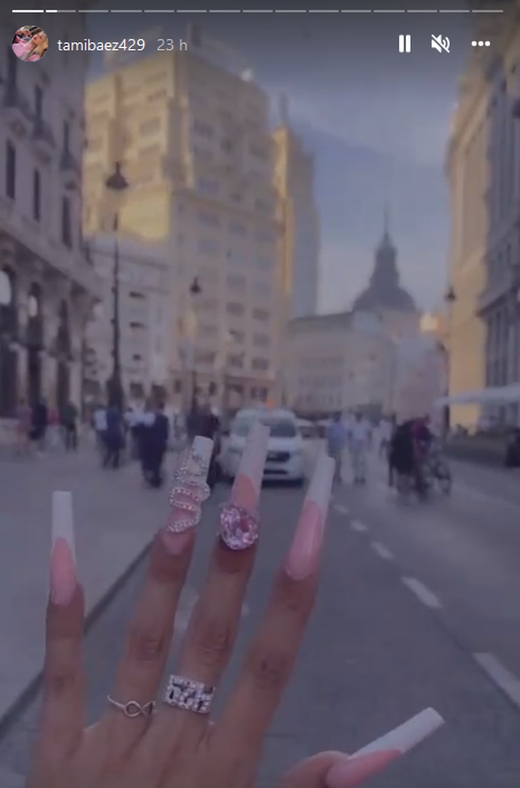 Tamara Báez y sus uñas esculpidas, en España. Historia de Instagram