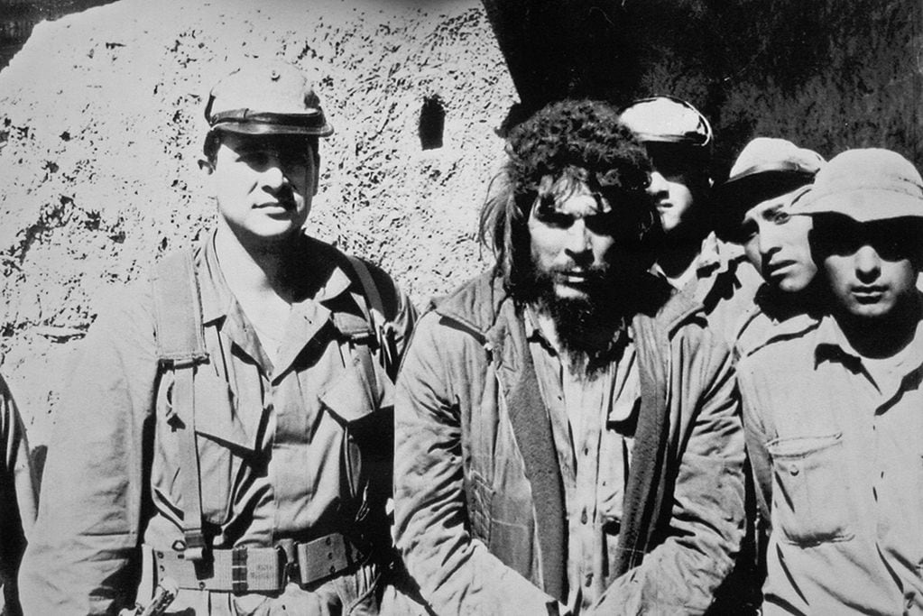 El agente de la CIA Felix Rodriguez (izq.) junto al Che Guevara en Bolivia. Compañero de armas de Fidel Castro, el médico argentino Ernesto "Che" Guevara fue uno de los grandes héroes de la Revolución cubana. Su fama como audaz y brillante comandante rebelde fue creciendo con el tiempo hasta convertirse tras su muerte en un auténtico mito de la guerrilla latinoamericana del siglo XX. 
(Vinculado al texto de dpa "Gary Prado, el hombre que capturó al Che: 'Había orden de matarlo'" del 04/10/2017) foto: Edmund D. Fountain/Zuma Press/dpa