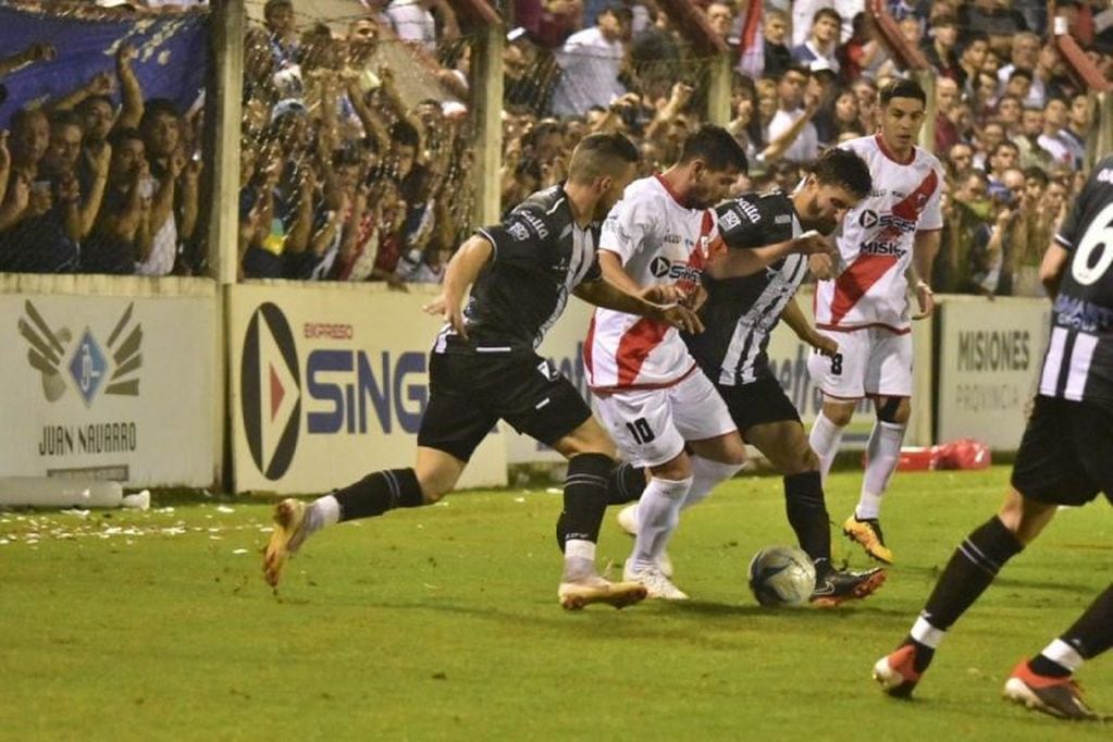 Troche contra todos. El delantero de Guaraní en plena acción. Está indignado con la actuación del árbitro correntino. (MisionesOnline)