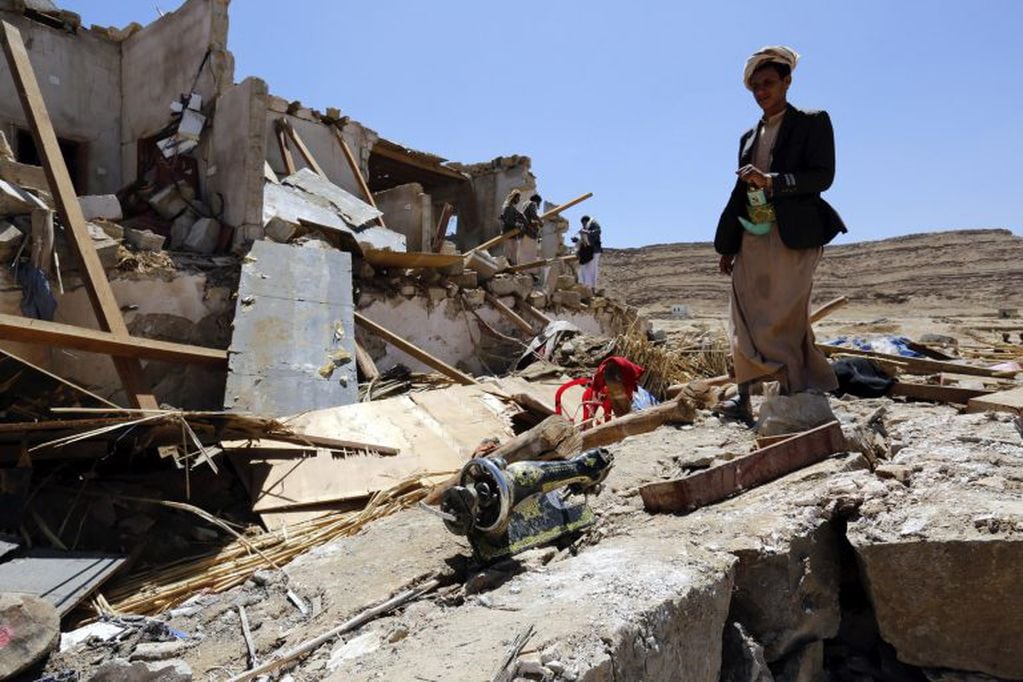 YEM10 SANÁ (YEMEN) 16/02/2017.- Yemenís inspeccionan una casa destruida, después de que un ataque aéreo de la coalición árabe liderada por Arabia Saudí durante un funeral en Saná, Yemen, hoy, 16 de febrero de 2017. El número de muertos causados por dos bo