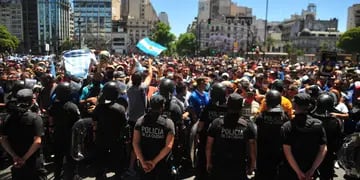 Incidentes en la despedida de Diego Maradona: la Policía cerró la fila y se enfrentó con los fanáticos