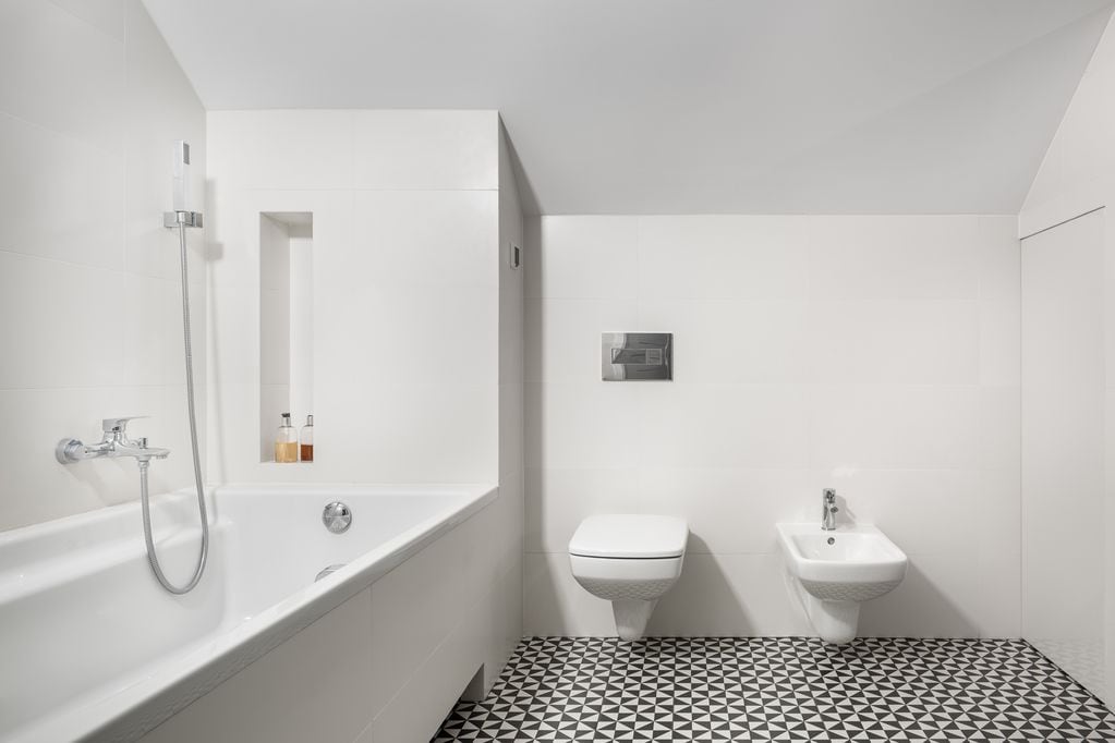 Colocarle vinilo a los pisos del baño es una de las últimas opciones para modernizarlo.