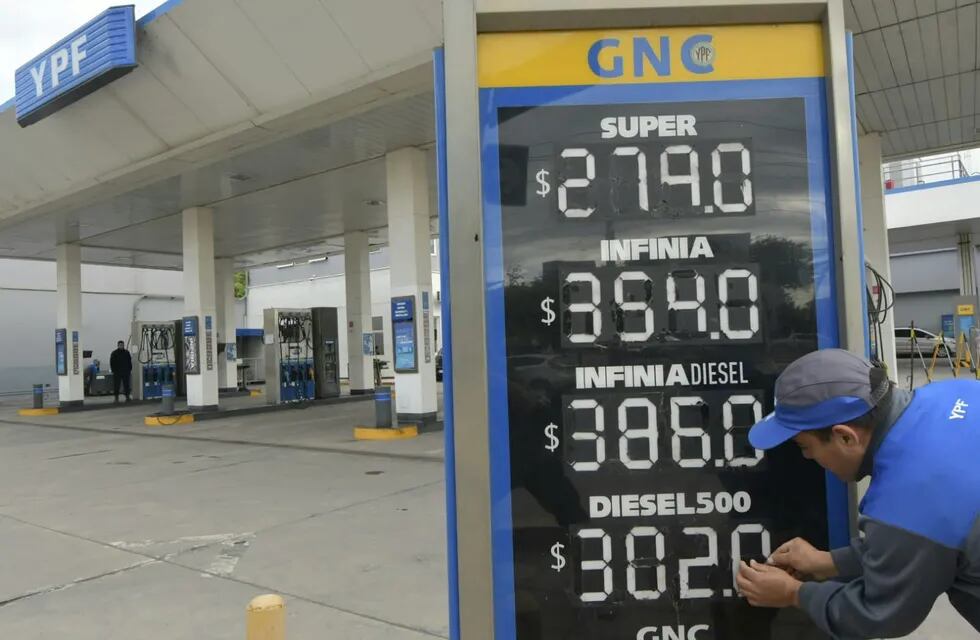 YPF aumentó el precio de los combustibles. Orlando Pelichotti / Los Andes
