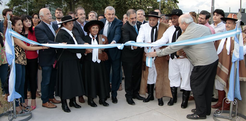 Las autoridades, representantes del gauchaje jujeño e invitados en el momento del corte de cintas inaugural de la plaza "General Manuel Eduardo Arias".