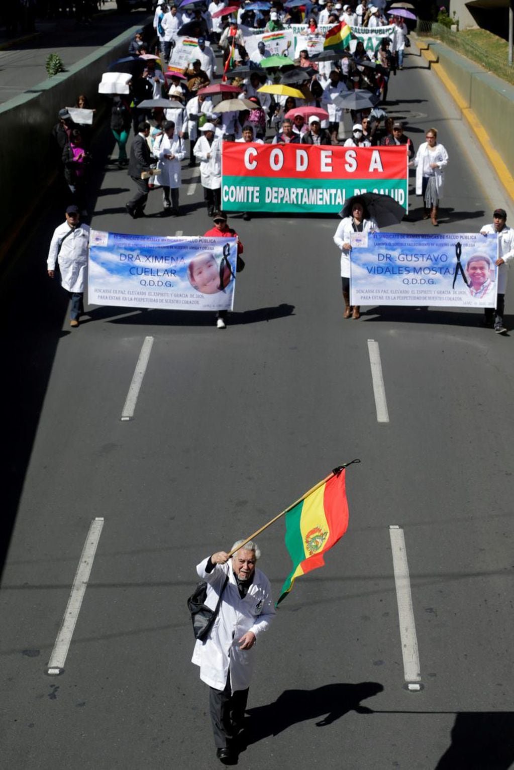 Doctors and health employees march in protest after the deaths of two doctors who contracted arenavirus, in La Paz, Bolivia July 12, 2019. REUTERS/David Mercado