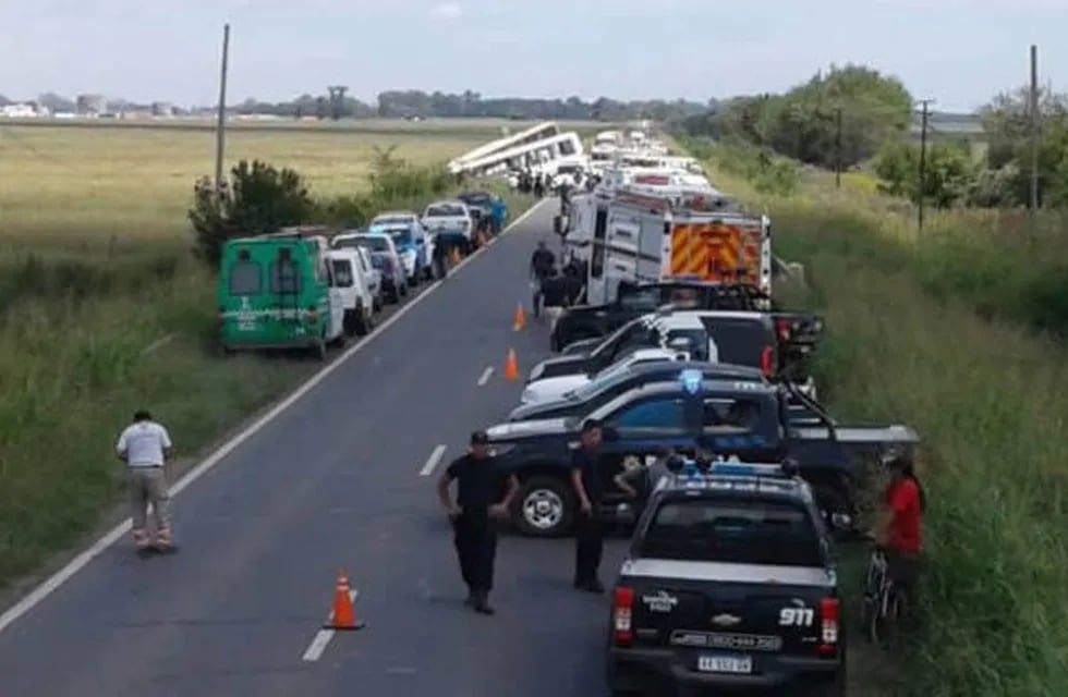 Ambulancias y patrulleros tras el accidente en la ruta 33