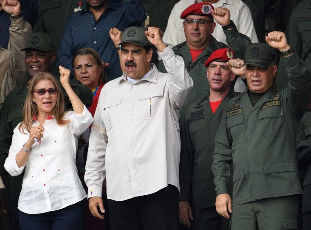 Nicolas Maduro con su esposa Cilia Flores y el Ministro de Defensa Vladimir Padrino (Foto: Yuri CORTEZ / AFP)