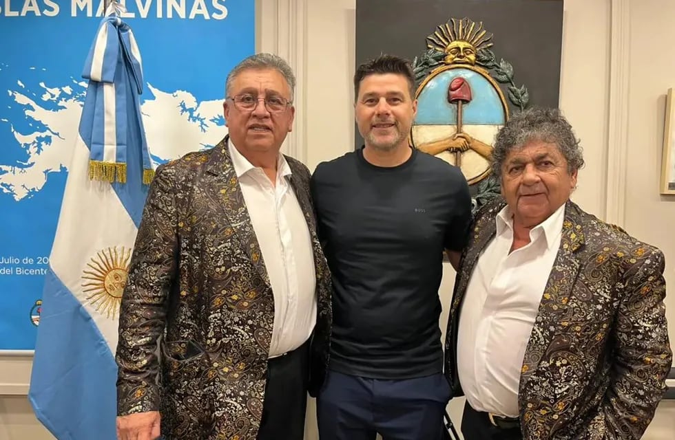 El exfutbolista de Newell's posó junto a Marcos Camino y Rubén "Cacho" Deicas en el Consulado General de Argentina.