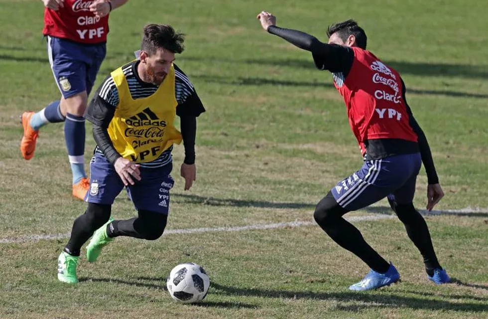 Messi, en la práctica en el Globo. (AFP)