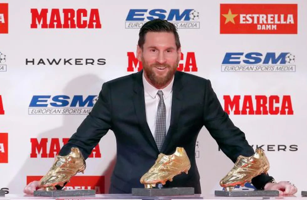 El delantero argentino del Barcelona, Leo Messi, posa tras recibir su quinta Bota de Oro como máximo goleador europeo. (EFE)