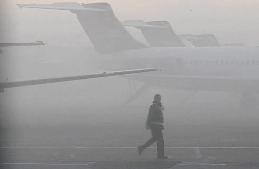 El Aeroparque de la Ciudad de Buenos Aires bajo niebla.
