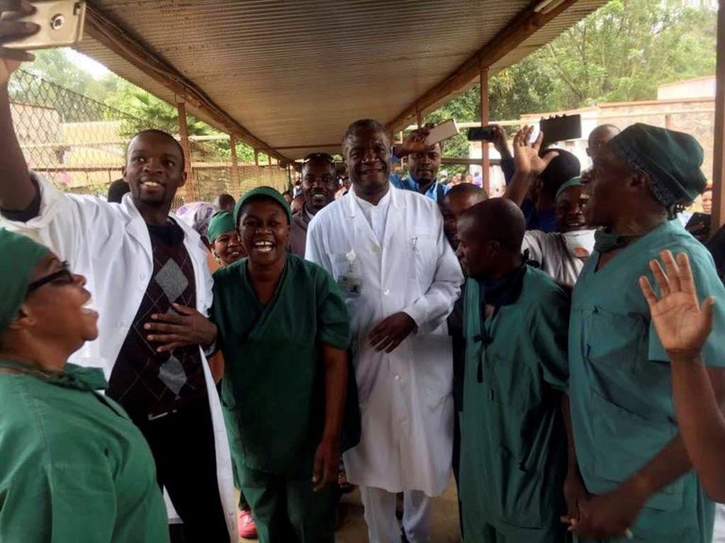 Mukwege celebra junto a su equipo tras enterarse del galardón, en el hospital que fundó en el Congo. Crédito: Norwegian Church Aid via AP.