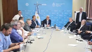 Encuentro. El ministro Julián Domínguez (en el centro) encabezó la semana pasada una reunión con técnicos de la Mesa de Enlace por el tema carne vacuna.