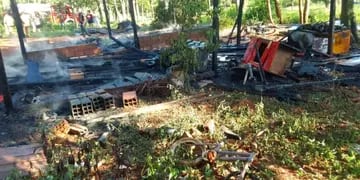 Puerto Iguazú: incendio terminó destruyendo una vivienda y causado quemaduras a su propietario