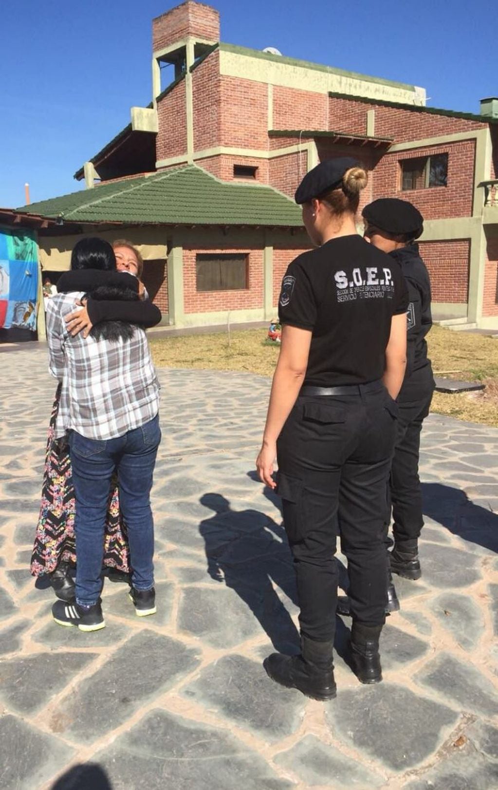 Milagro Sala fue recibida por familiares en su residencia de El Carmen , donde cumplirá con prisión domiciliaria