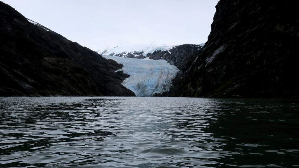 ACOMPAÑA CRÓNICA: CAMBIO CLIMÁTICO - AME8241. PATAGONIA CHILENA (CHILE), 04/02/2019.- Fotografía del 24 de enero de 2019, muestra el glaciar Cóndor, en el sur de Chile. A 500 años del viaje en el que Fernando de Magallanes descubrió el principal paso natural entre el Atlántico y el Pacífico, quienes frecuentan hoy la zona advierten que el cambio climático ha llegado para quedarse: los pingüinos van en descenso y, salvo excepciones, los glaciares retroceden. EFE/Rodrigo García