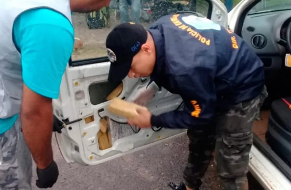 Detuvieron a dos camionetas que transportaban 200 panes de marihuana a Entre Ríos