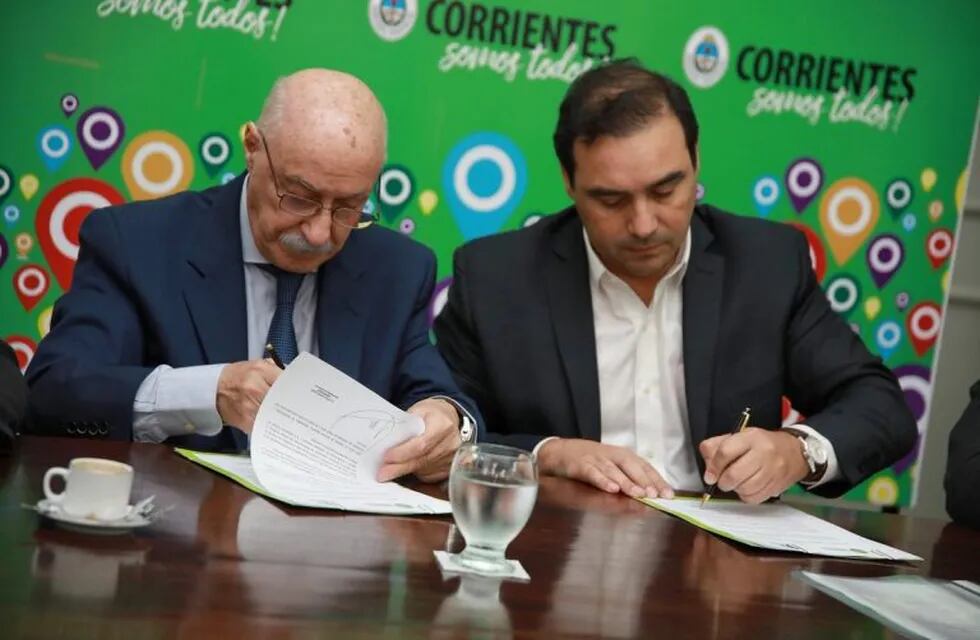 El gobernador de Corrientes junto al secretario General del CFI durante el acuerdo de inversión por 83 millones de pesos.