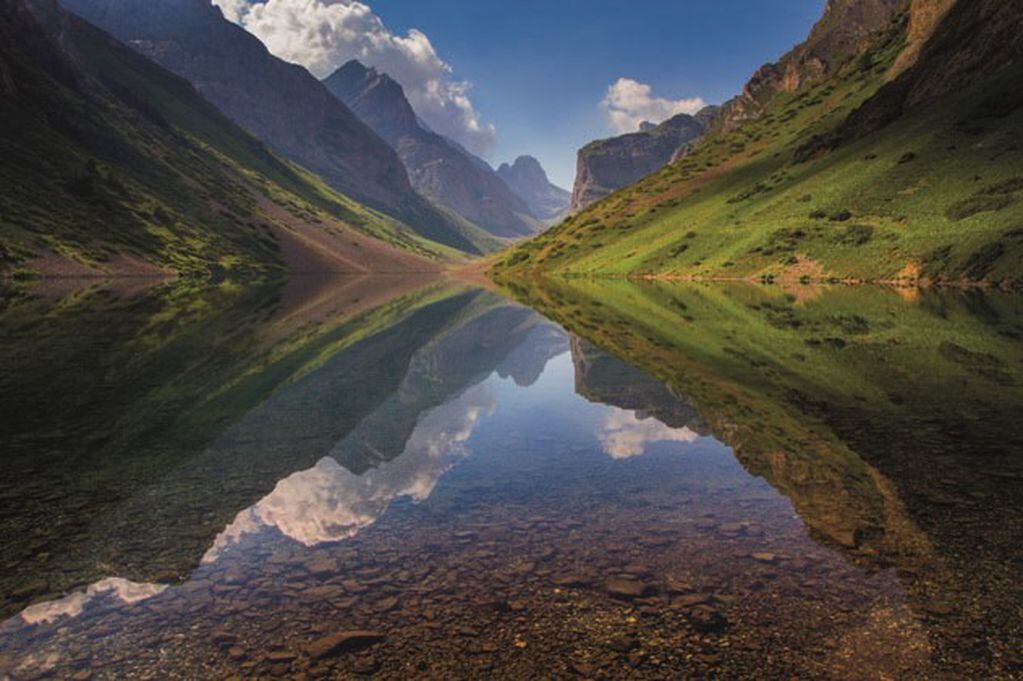El lago Köl-Tör ocupa un magnífico terreno montañoso, Kirguistán