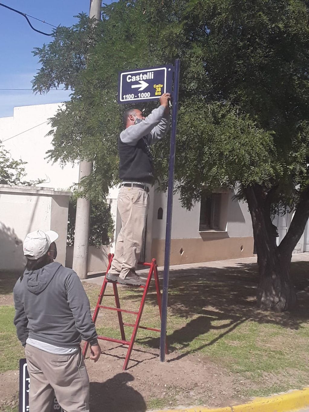 Personal de Obras y Servicios Públicos  de la Municipalidad de Tres Arroyos, colocaron carteles indicadores de calles sobre Av. Libertad