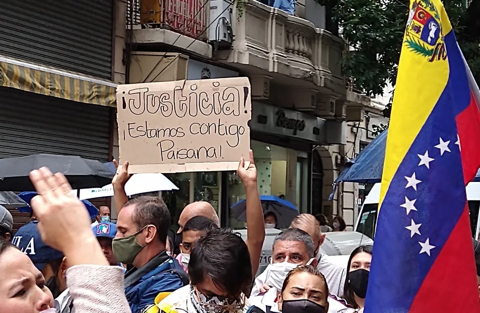 Manifestación en Balvanera en pedido de justicia por la violación de una adolescente venezolana.