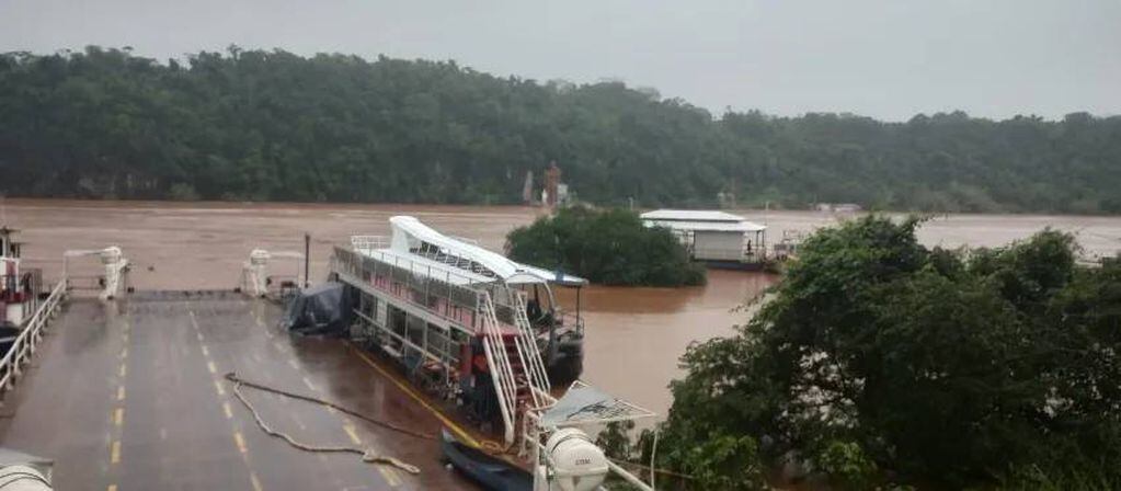 Autoridades del Puerto de Iguazú tomaron medidas de seguridad debido a la fuerte creciente.