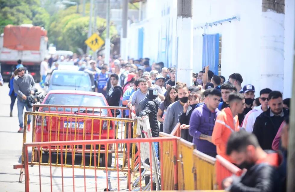 Hinchas de Racing hacen largas filas en el Miguel Sancho para comprar entradas para la final. (José  Hernández /La Voz)