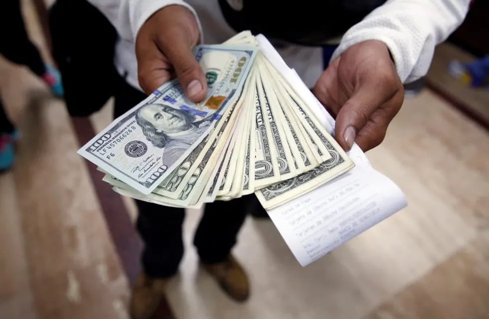 El dólar se fortalece en el mundo y se siente en Argentina a $28,05