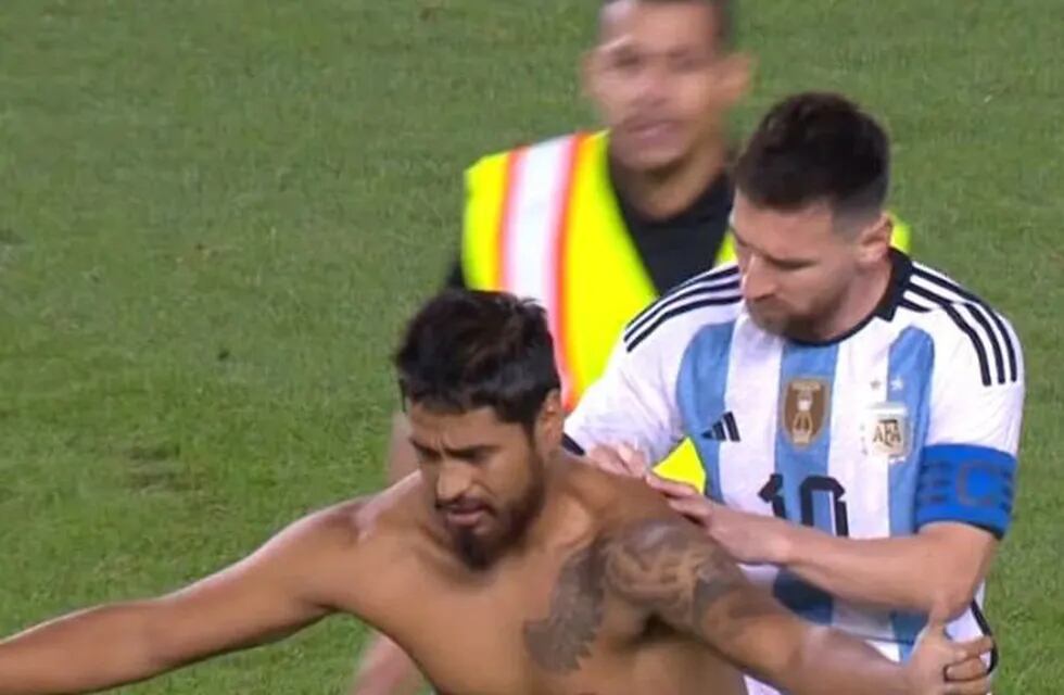 El hincha que entró a la cancha y le pidió el autógrafo a Messi.