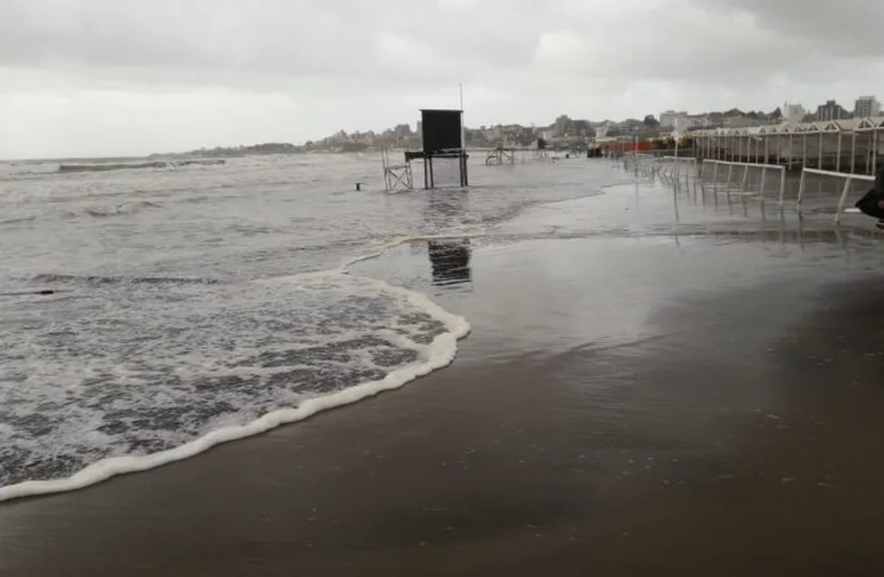 Alarma en la playa: el agua llegó a la línea de carpas en varios balnearios marplatenses (Fotos: @martin_zampatti)