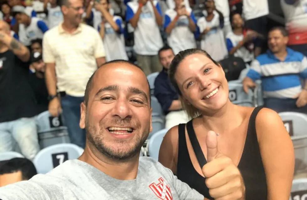 El humorista y su esposa, apoyo total para la Gloria en Brasil.