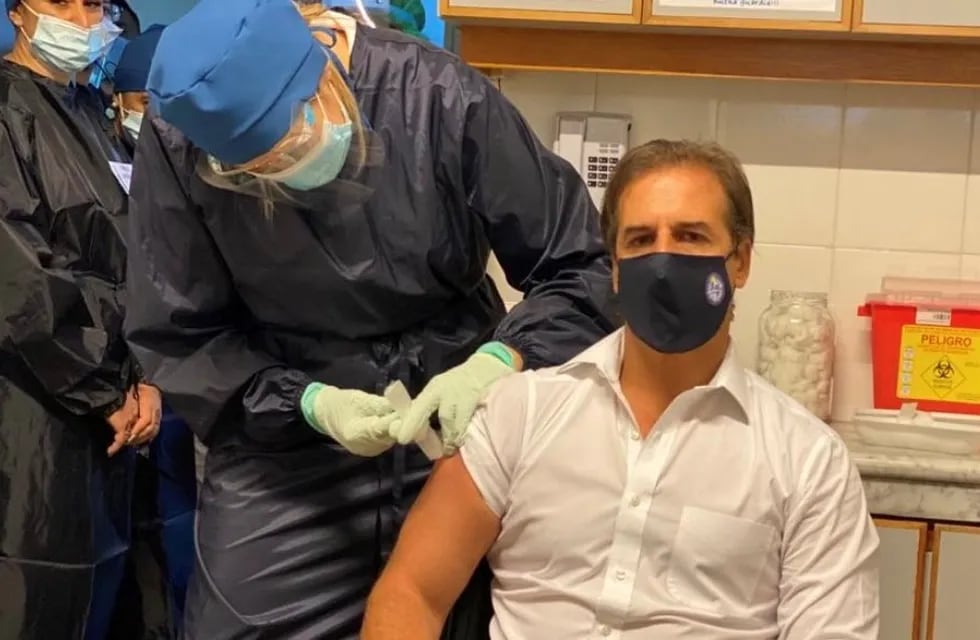 Luis Lacalle Pou se vacunó contra el coronavirus. (DPA)