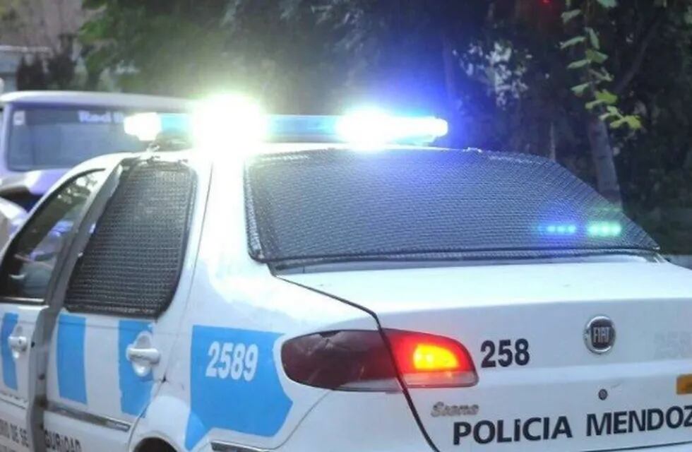 En dos asaltos ocurridos en Godoy Cruz y Guaymallén, delincuentes se alzaron con más de 200 mil pesos en efectivo.