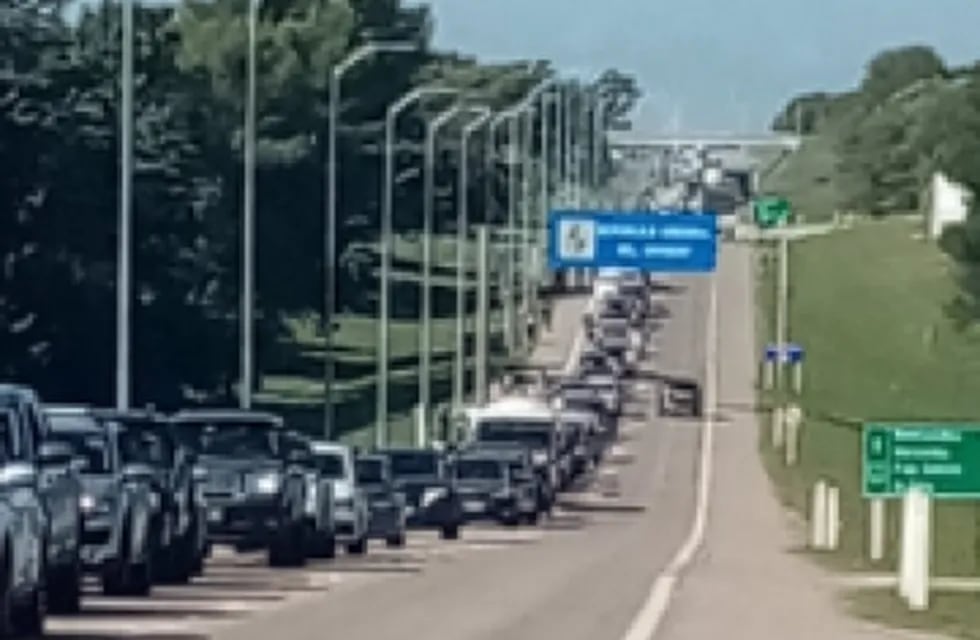 Largas filas de coches en frontera uruguaya