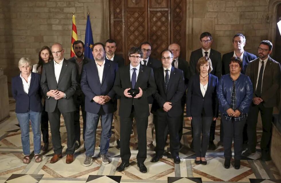 Carles Puigdemont y su gobierno tras el referéndum celebrado hoy en Cataluña. (EFE)
