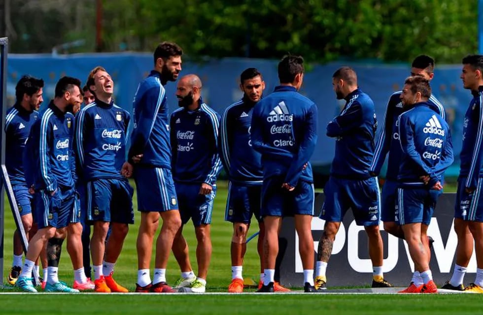 Argentina's footballers take part in a training session  in Ezeiza, Buenos Aires on October 8, 2017 ahead of a 2018 FIFA World Cup South American qualifier football match against Ecuador to be held in Quito on October 10.  / AFP PHOTO / ALEJANDRO PAGNI