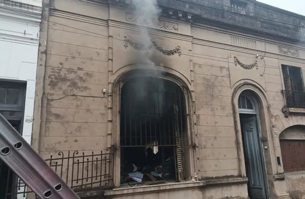 El incendio se desató en una pensión ubicada en calle Santa Rosa al 1.800 (La Voz).