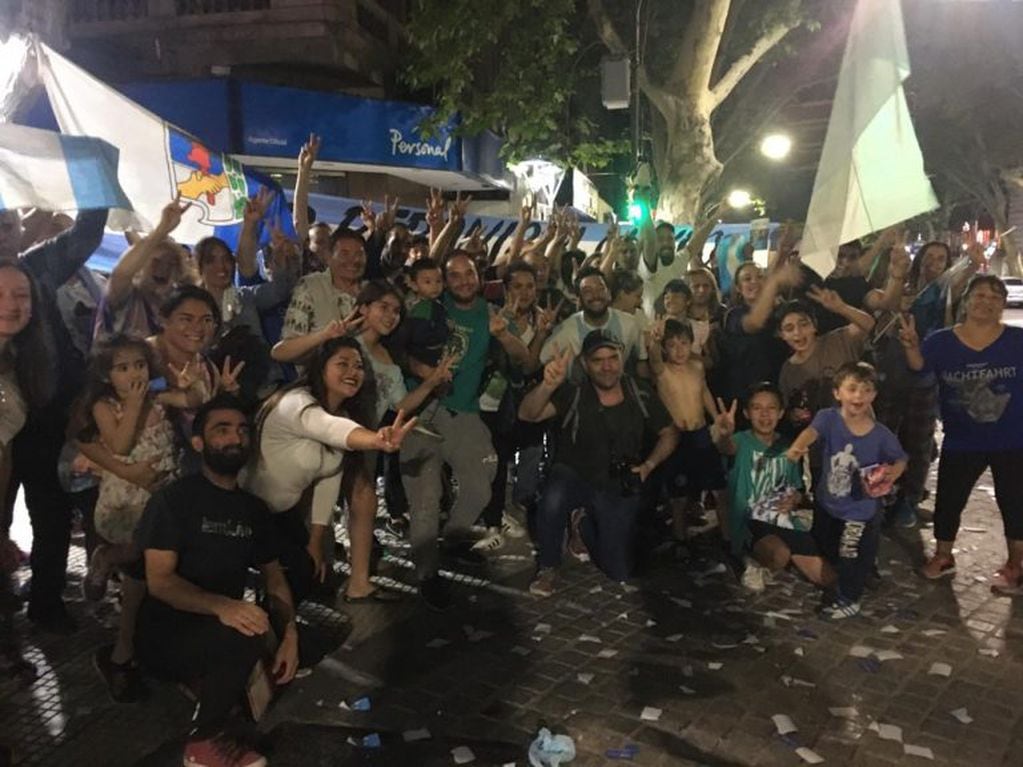 Kirchneristas celebraron en la Peatonal el triunfo de la fórmula Fernández - Fernández.
