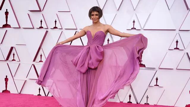 Halle Barry en la alfombra roja de los Premios Oscar 2021.
