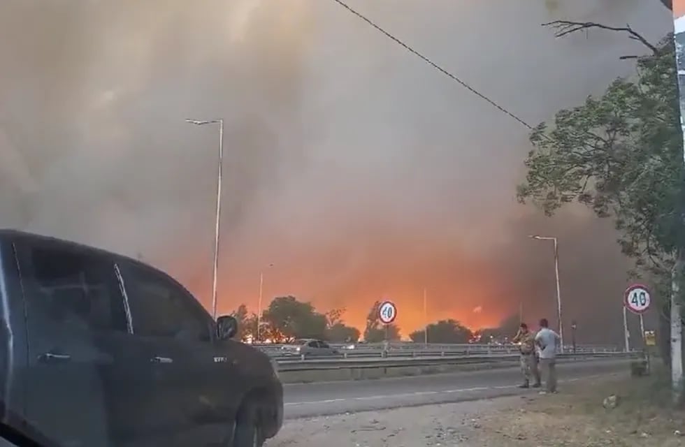 El incendio visto desde la ruta nacional 20, camino a Villa Carlos Paz (Captura).